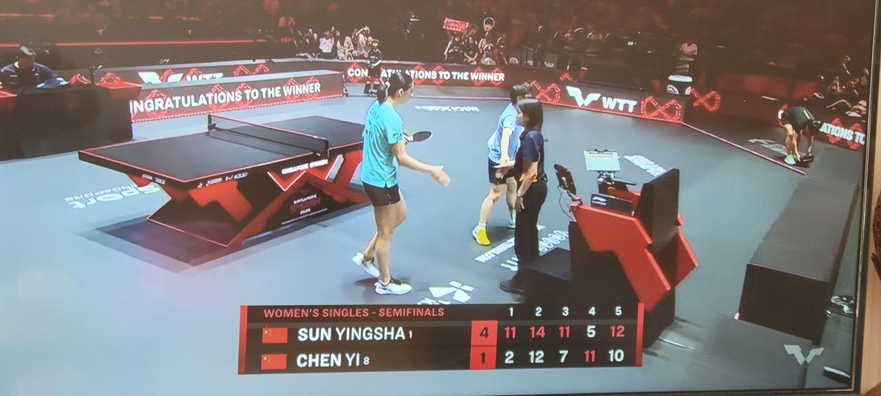 恭喜莎莎4:1战胜小将陈熠，和曼昱会师决赛！莎莎虽然遭遇了陈熠发球变化多端、进