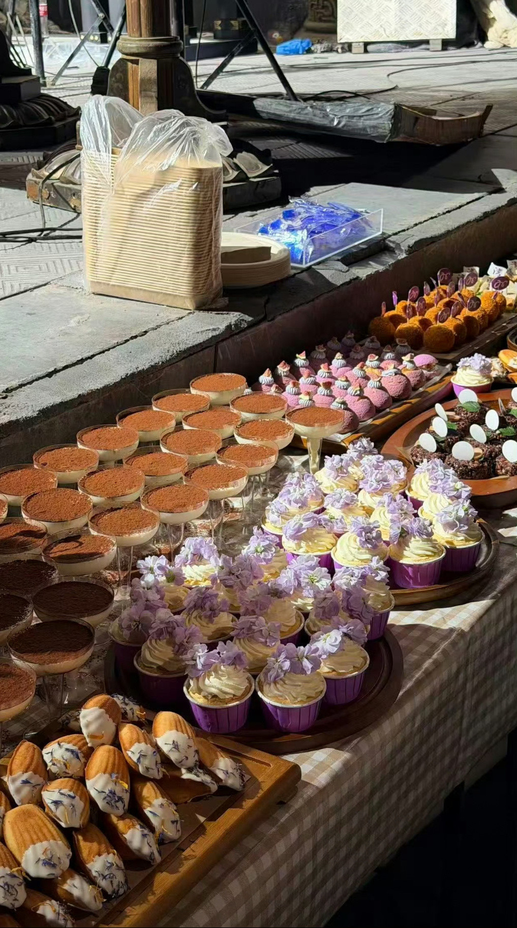 邓为回横店第一天就请百妖谱全剧组了，此男真的超大方！🤩​​​