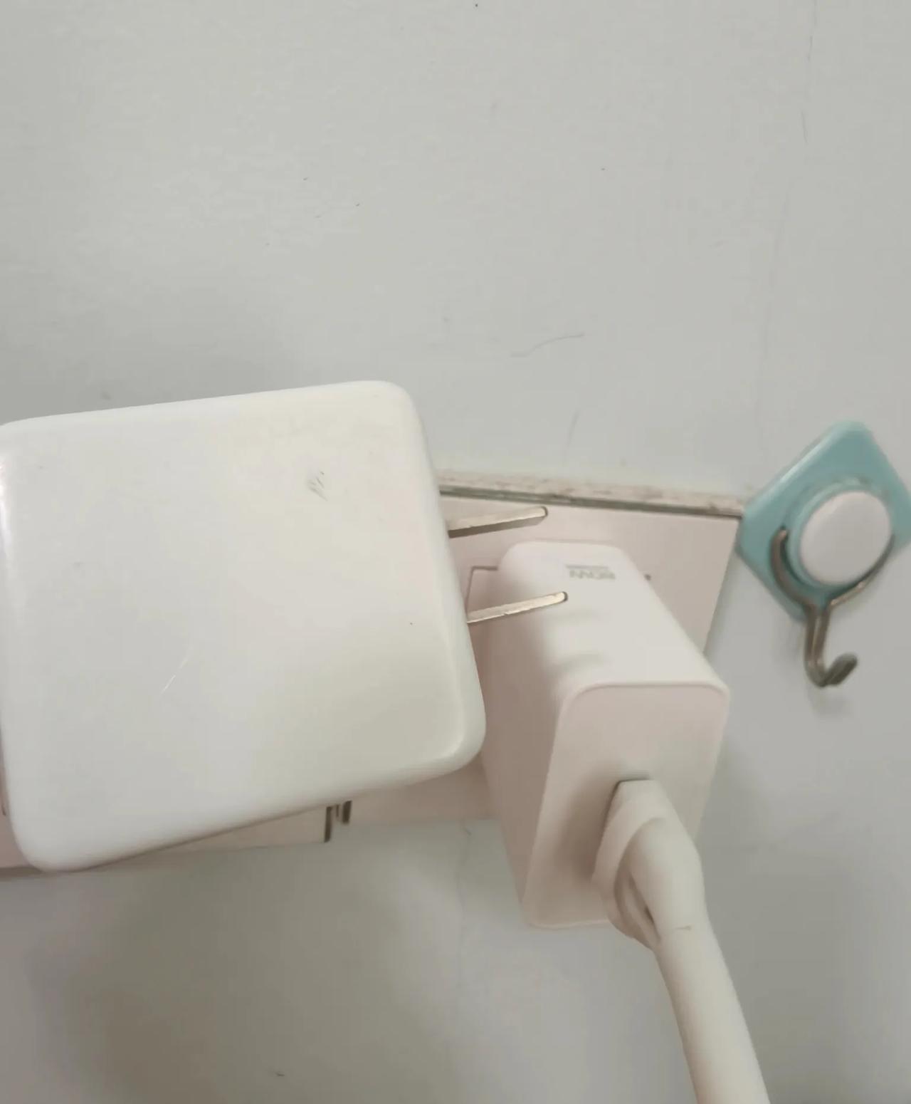 因为之前一直用的原装充电器，我记得，今年七八月份的时候，电池🔋健康才下降到了9