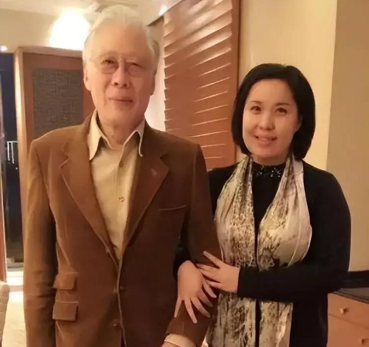 老夫少妻的无奈，90岁的焦晃和比他小三十岁的夫人。在手机上听到一条消息，90岁