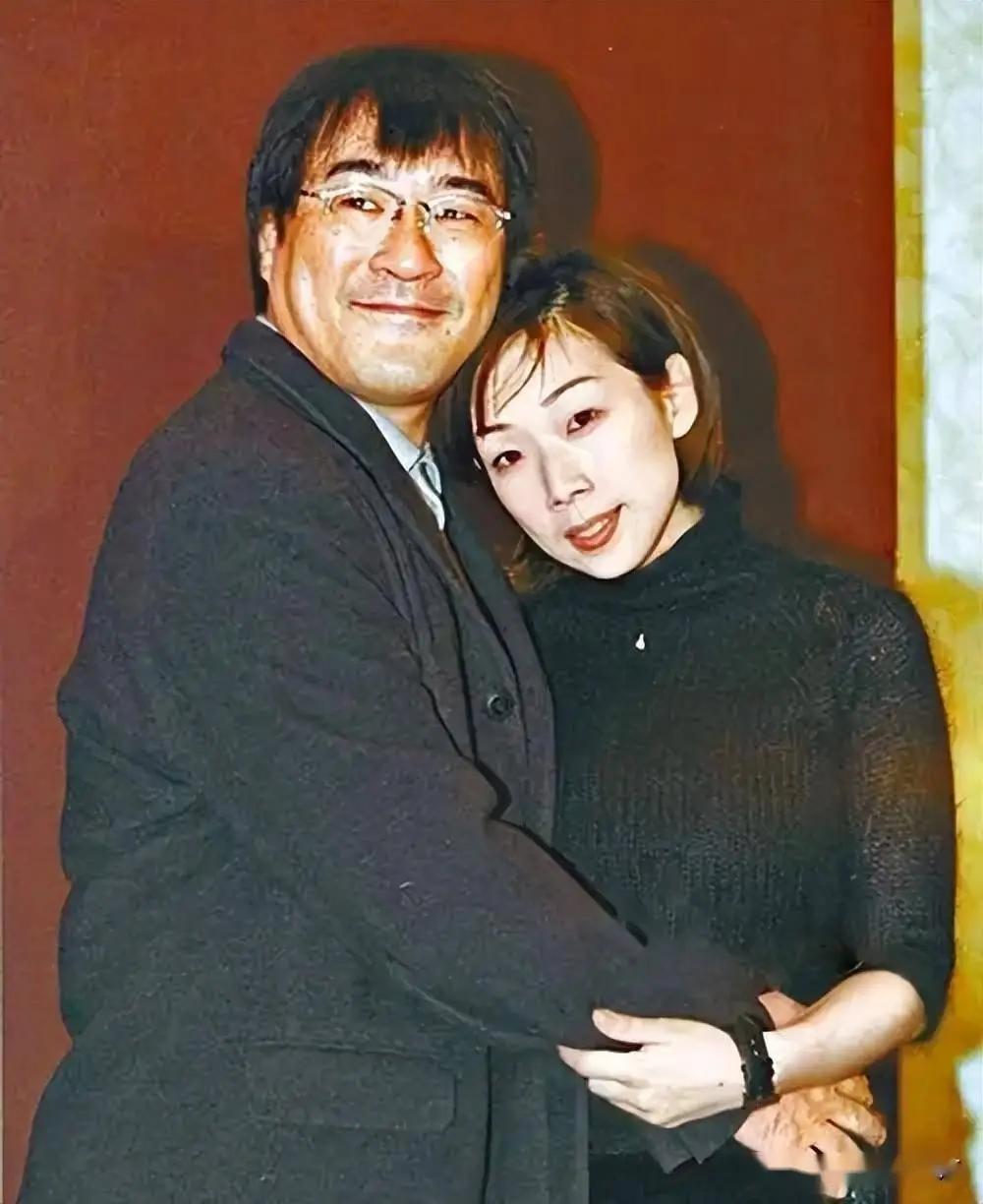 1994年，李宗盛婚内出轨，爱上了妻子的闺蜜林忆莲，为了需求刺激两人果断同居了，
