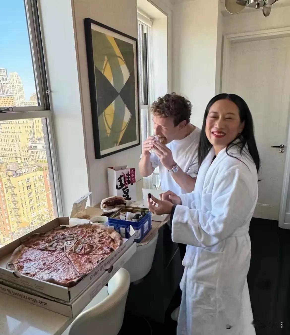 扎克伯格和他老婆真会吃啊，披萨配着鼎泰丰的小笼包，主打一个管饱。