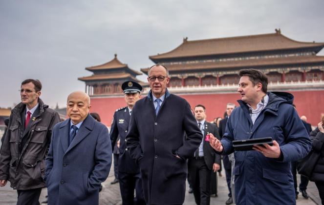 “这正是德中关系需要的品质！”2月26日，德国总理默茨参观故宫，他在乾清宫“正大