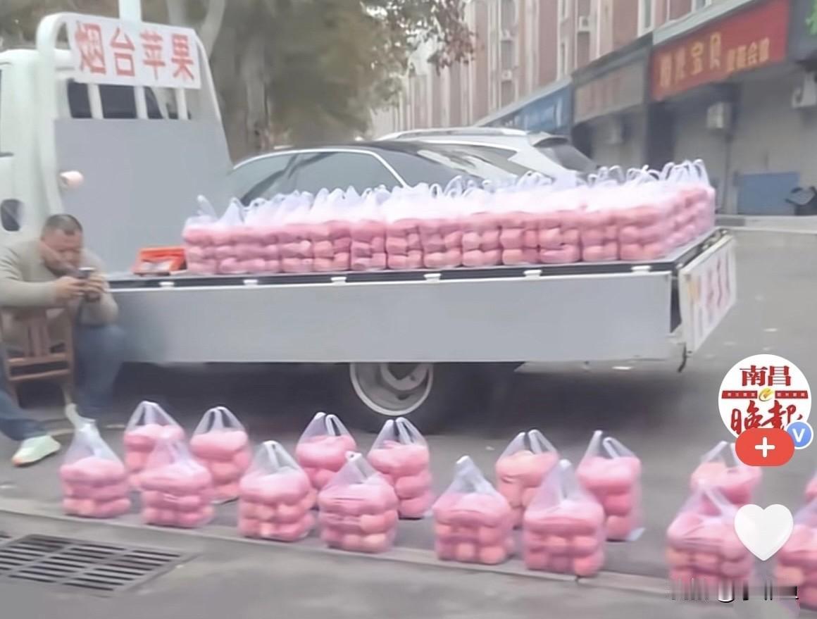 近日，山东淄博一退伍军人在路边卖苹果，摆得整整齐齐，像战士列队一样，随机买一袋都