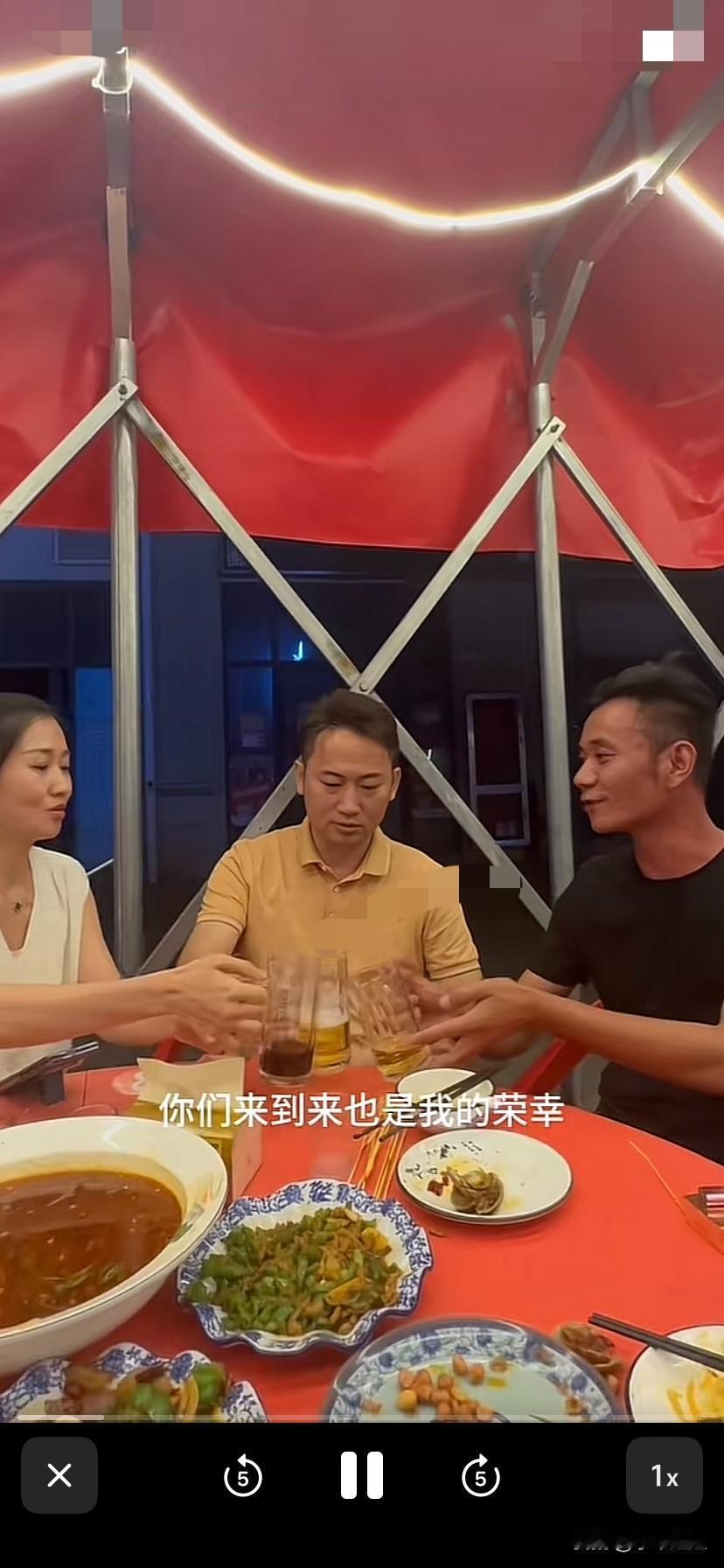昨天直播结束后，厉怀远和朋友夫妻两个人一起聚会，厉怀远心事重重，有些落寞！虽然脸