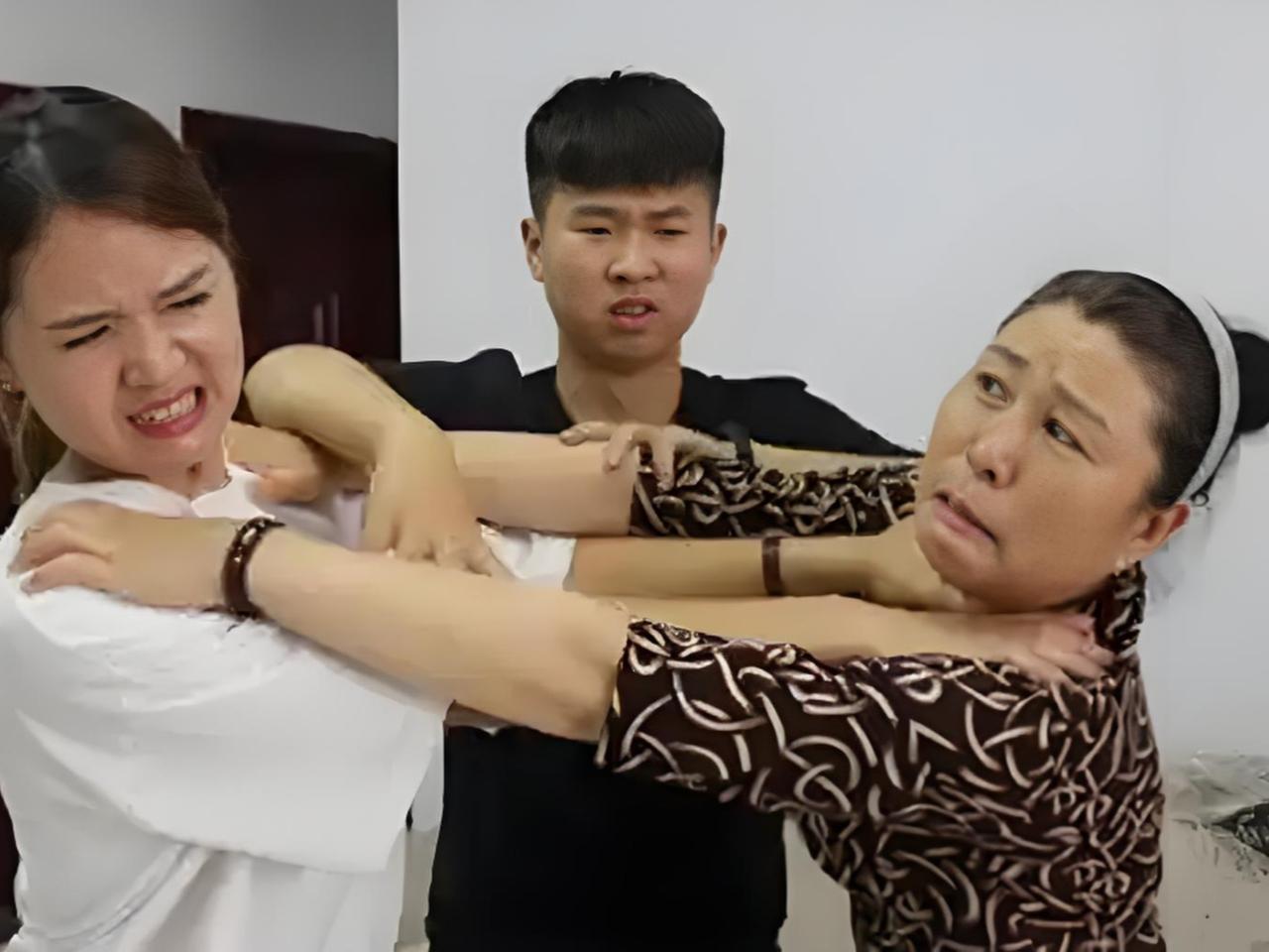 婆媳矛盾，为啥总像解不开的结？明明心里都装着这个家，却常常针尖对麦芒，闹得全家不