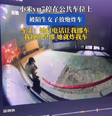 10月3日，安徽合肥，一女子才提的新车，回家时发现车位满了，她把车停在对面路边划