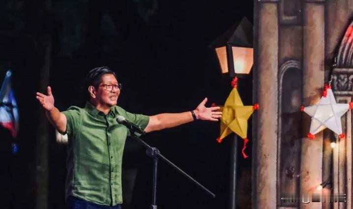 菲律宾总统小马科斯和夫人在圣诞节前夕接受采访时说，今年期待的“圣诞礼物”是孙子孙