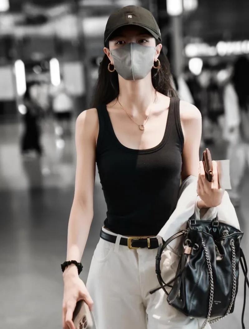 钟楚曦这套黑白穿搭太绝了！黑背心+白裤子，一条黑金腰带直接把比例拉满，简单清