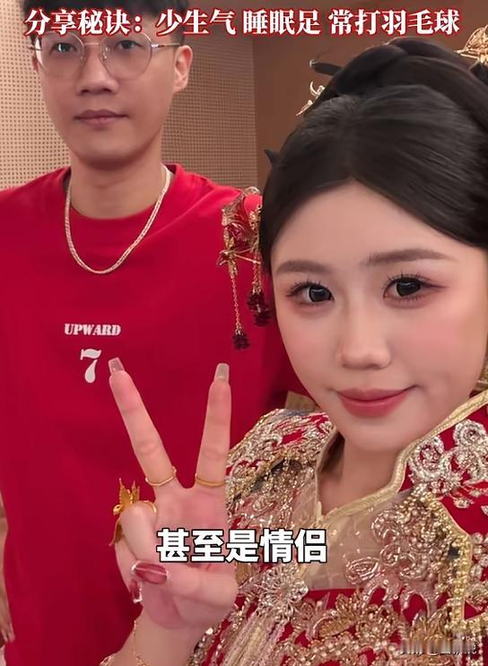 广东潮州，新娘身着白纱缓缓入场，身边并肩牵手的不是新郎，而是一位样貌年轻、气质清