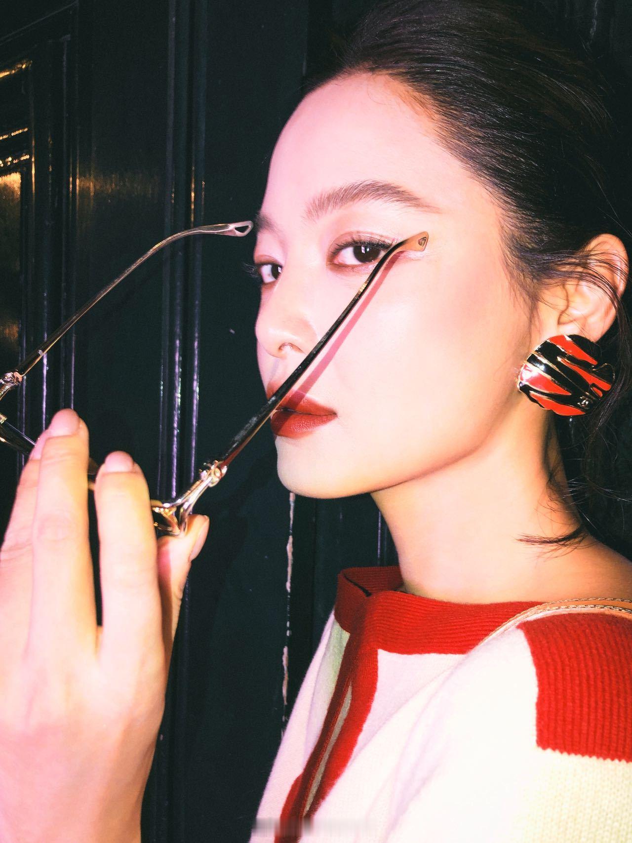 辛芷蕾戴倒三角墨镜看秀解锁巴黎暗夜风尚！辛芷蕾亮相香奈儿大秀，倒三角墨镜造型吸睛