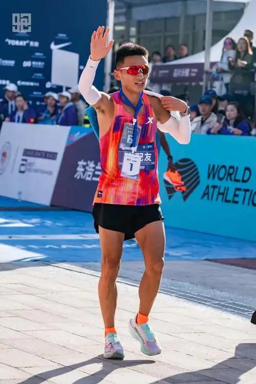 就在刚刚，贵州马拉松运动员丰配友打破中国马拉全国松记录！3月1日，刚刚结束的2