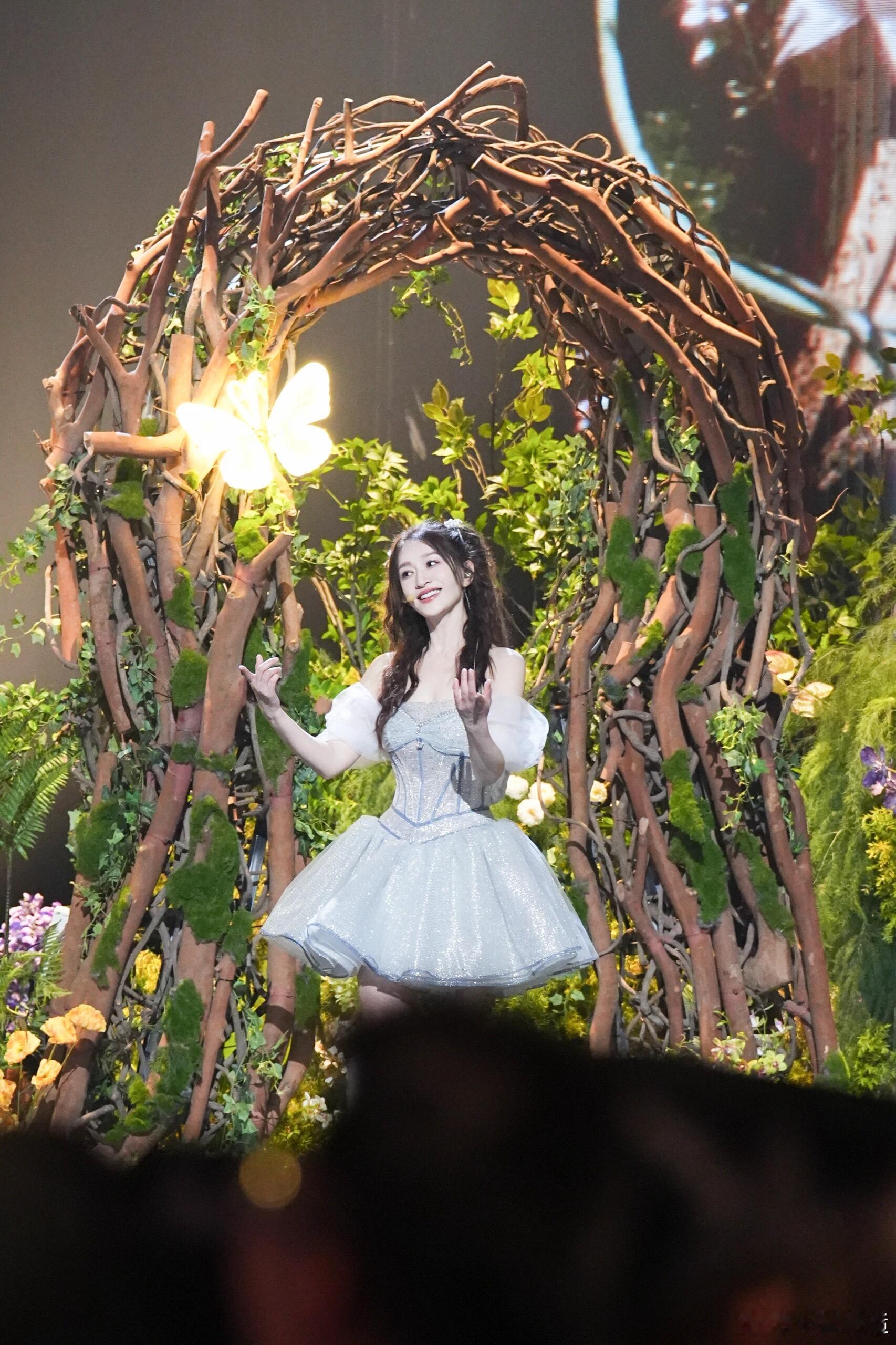 时尚灵感解读乘风2026唐艺昕蓝紫羽毛蝴蝶礼服灵动翩跹，呼应甜飒气质；李小冉薄