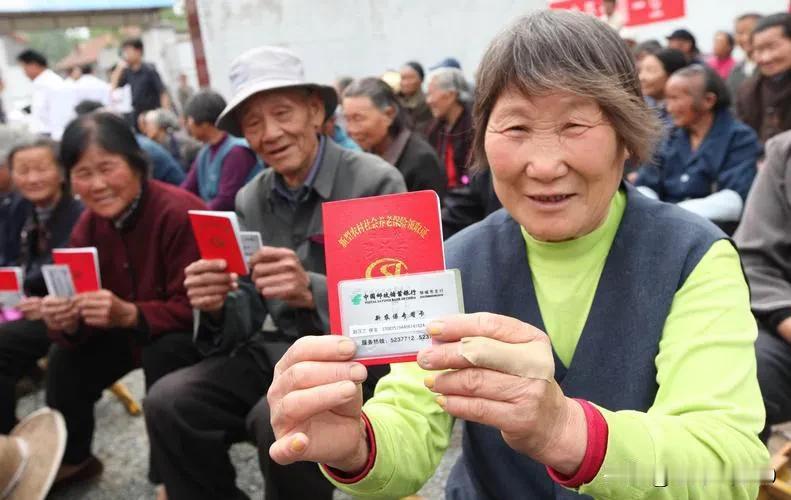 农村老人下地干活，城市老人翻垃圾桶。只是他们的一种生活方式和习惯罢了，简单的说是