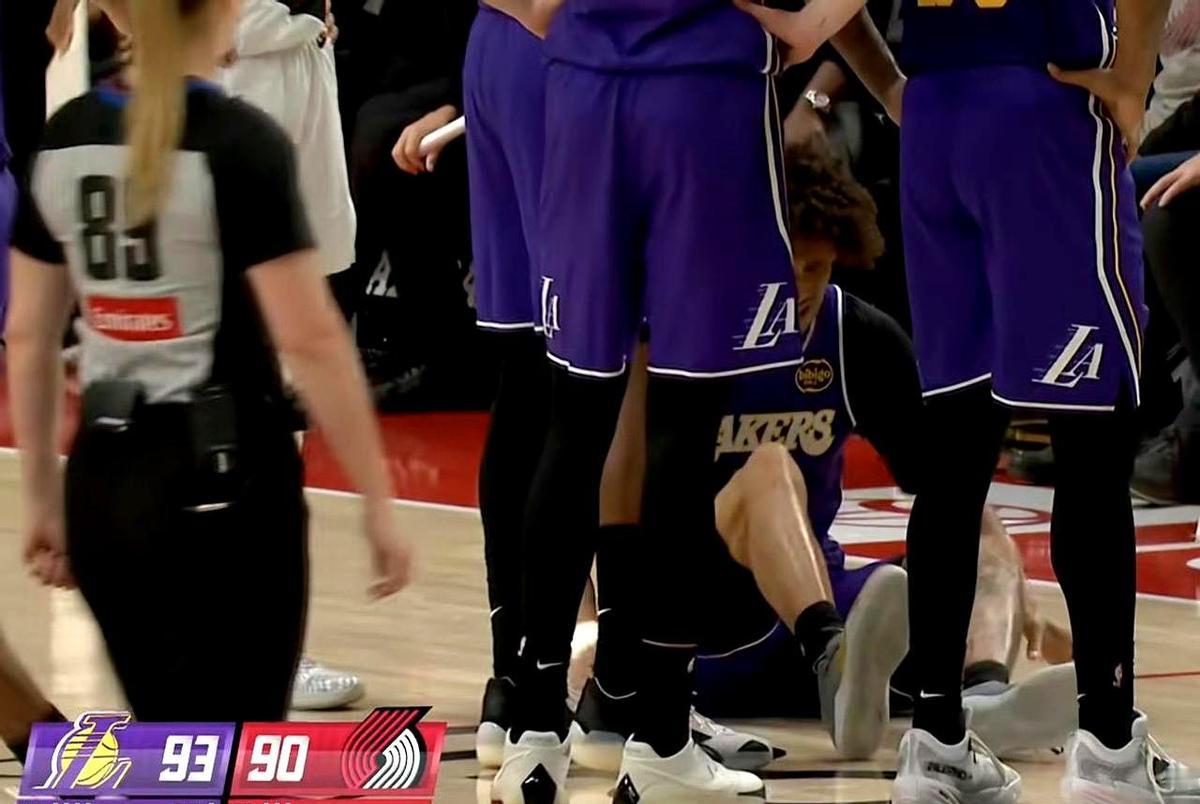 海斯又倒了，湖人内线直接塌了。戴维斯一天打40分钟，铁人也扛不住。伍德刚爬起