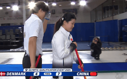 冬奥冰壶落选赛混双小组赛: 中国队7-4胜丹麦, 豪取四连胜
