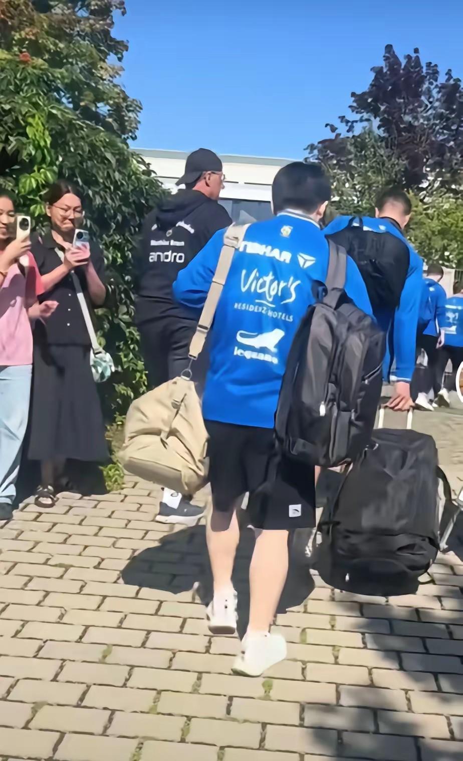 樊振东怎么不买个手提箱？东哥作为世界唯一全满贯，现在还背着两个大包，在德国