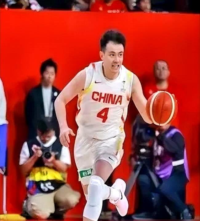 落后十分，赵继伟踩着中圈拔起就投。球进，哨响，全场死寂。你绝对想不到，这个