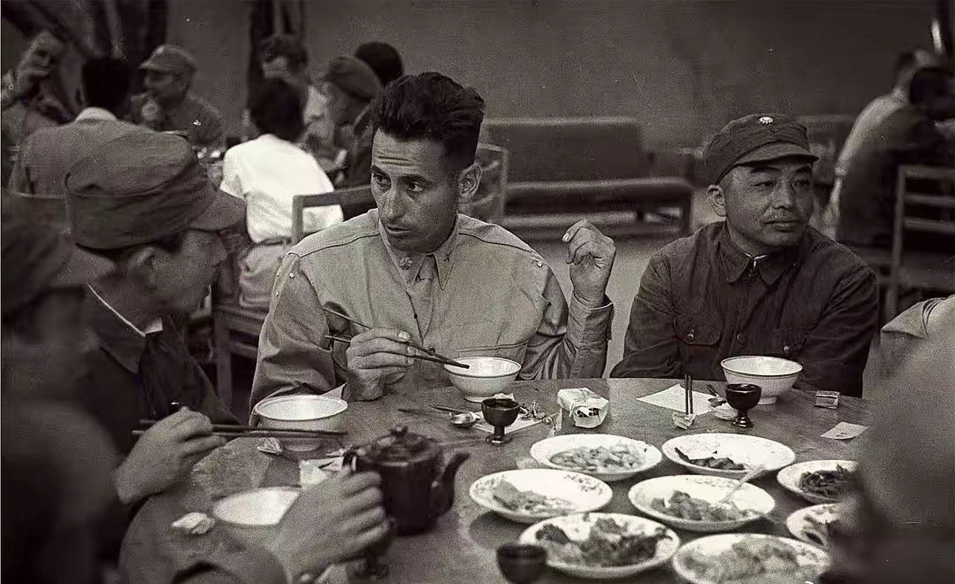 1944年，延安。伟人招待美军观察组（迪克西使团）的宴席。不开饭时碗，杯都倒扣放