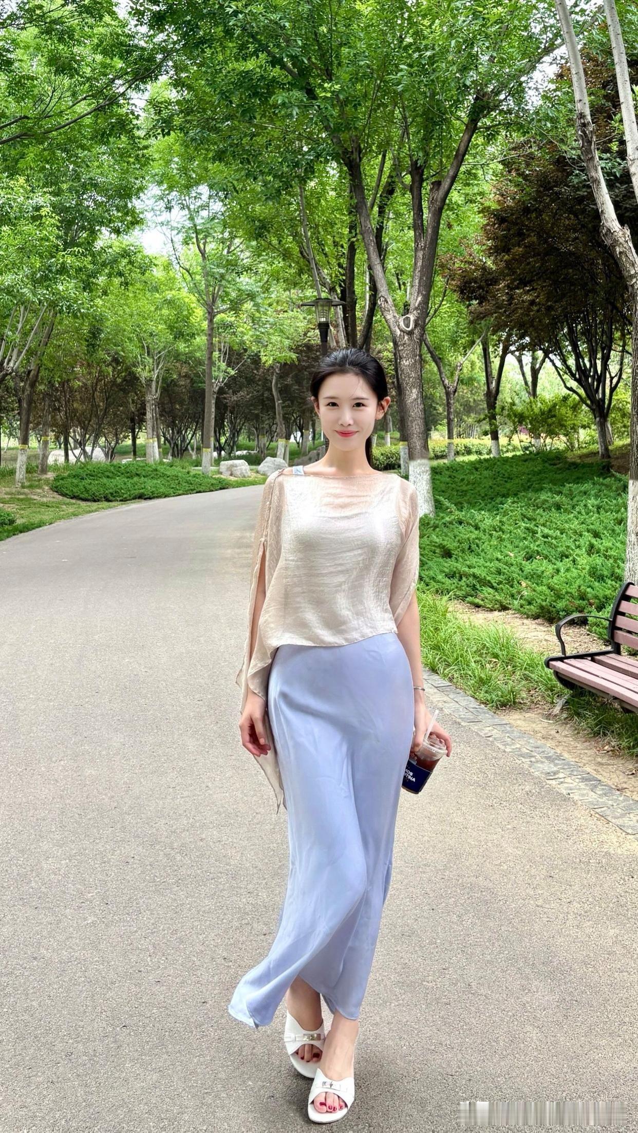 竹林中的优雅时光，浅蓝色裙摆随风飘逸。