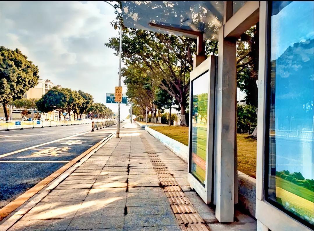 昨天上午我到超市去，在路过公交站点时，遇到了四个外地的中年妇女，每人手里拎着个铺