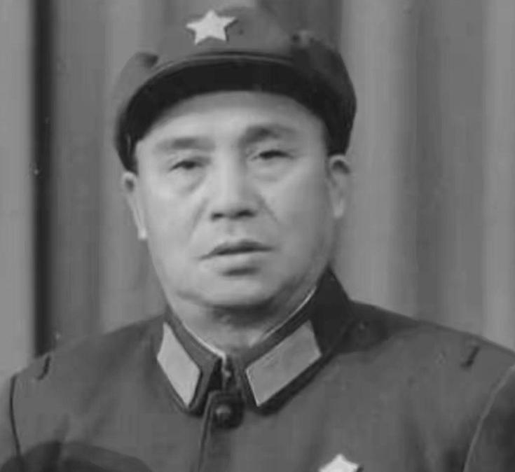 1947年，四野一员骁勇师长娶了牺牲战友的遗孀，新婚夜，他没碰新娘，反而对着她提