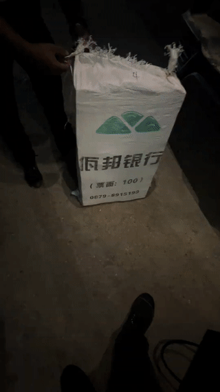 一名缅甸🇲🇲瓦邦男子刚刚从当地的一家银行取了满满一麻袋子钱？这些钱都是他辛