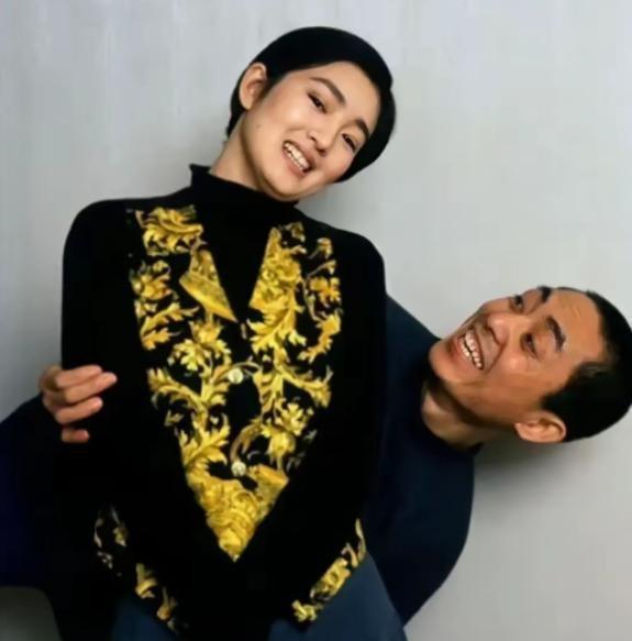 张艺谋的女儿张末早年受访时曾坦言：我到现在也不明白，像巩俐这样的大明星，她和我爸