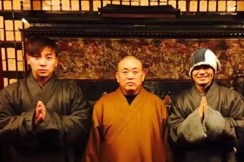 释小龙和王宝强的武功根本不是释永信教的，先说释小龙，人家父亲就是武术校长，功夫了