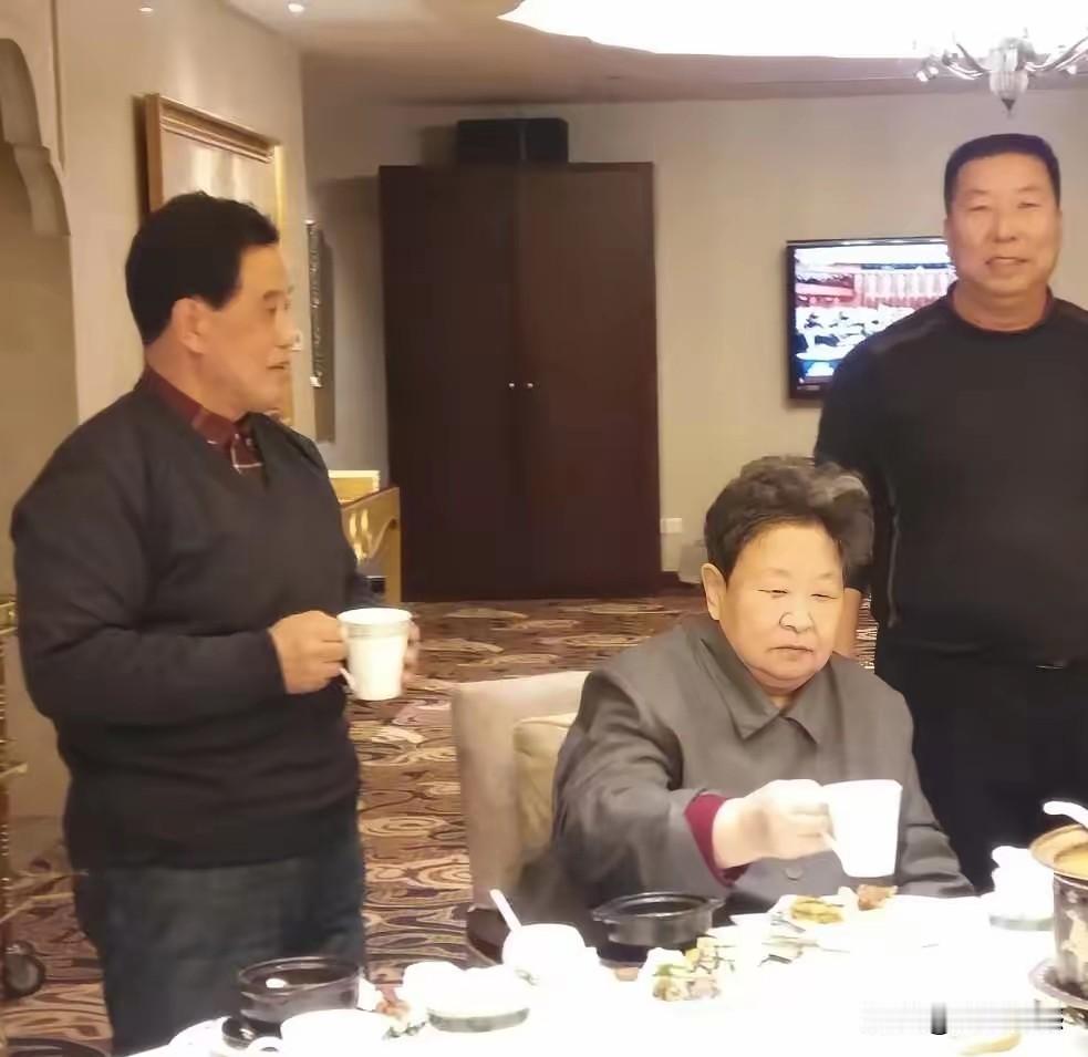 李讷阿姨在2017年时留下来的画面，那时候她还不到80岁，整个人的身体状态和精神