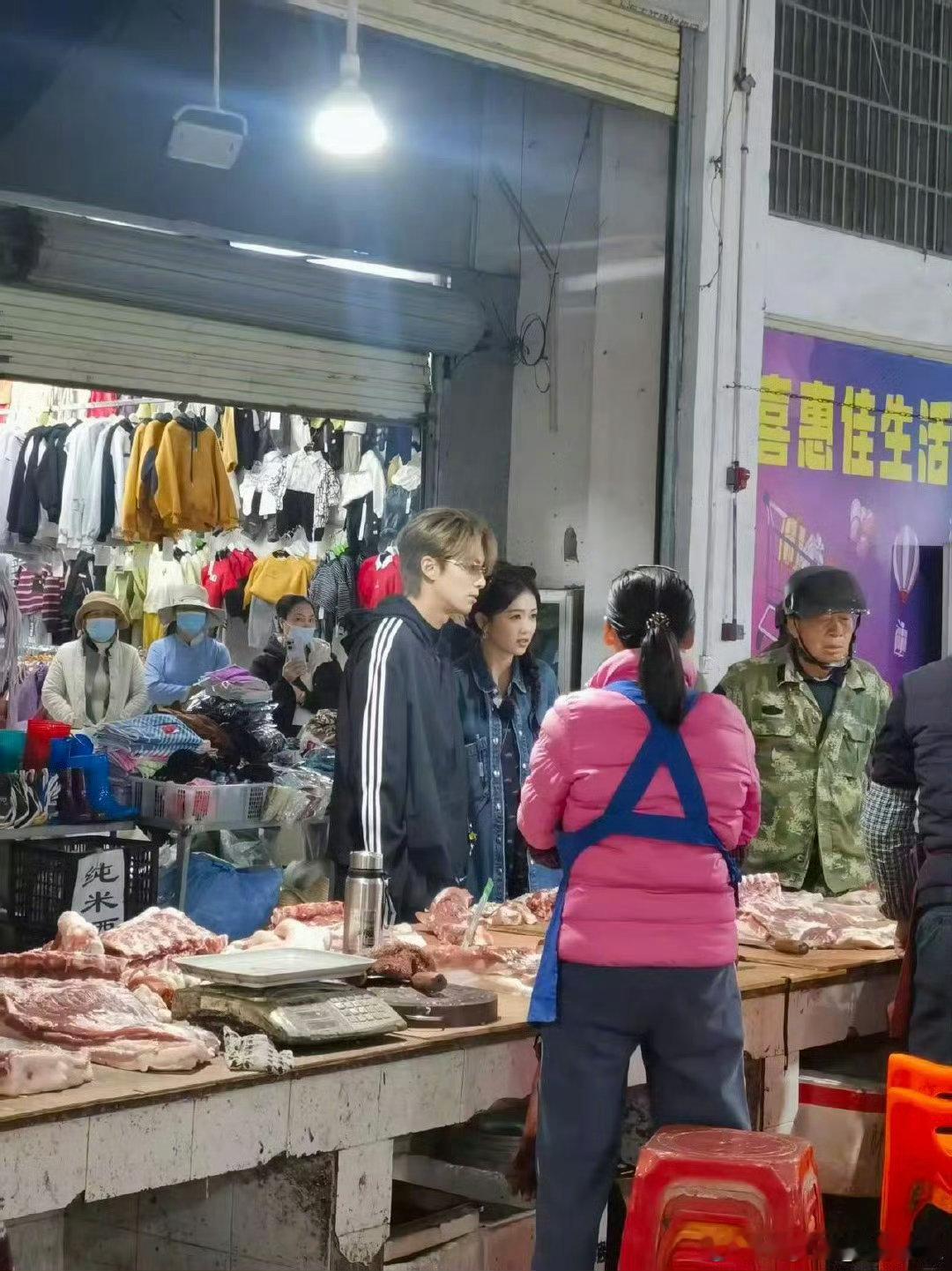 王鹤棣白鹿买菜路透王鹤棣白鹿亲爱的客栈买菜路透亲爱的客栈王鹤棣白鹿买菜的画面狠狠