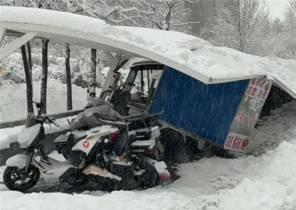 山东大雪在这一刻具象化了：天塌下来，真的有高个子会顶着！当大雪压顶，电动车集