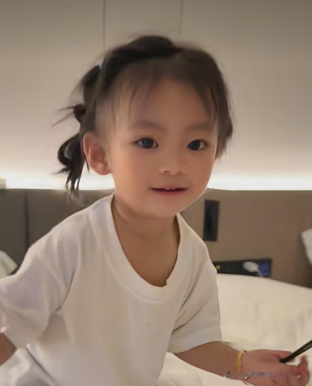 小故事！可爱的小姑娘。你们认识她吗？她就是二子最宝贝的小女儿，小哆