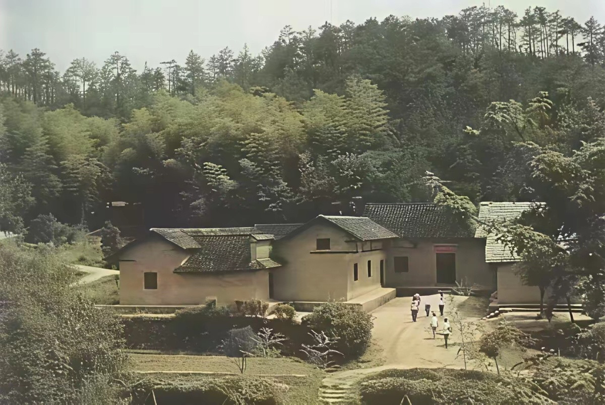 历史小喇叭第一张解放前的故居第二张59年的故居第三张现在的故居