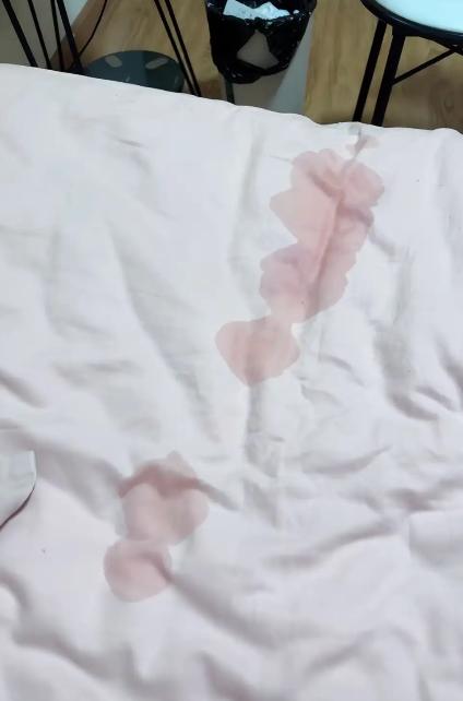 浙江杭州，女子睡梦中突然摸到床上多了滩不明液体，她立马惊醒，凑近闻了闻，却没什么