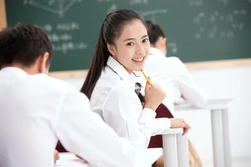 四十八岁的王老师是一个很厉害很受欢迎的老师，当班主任二十多年，王老师以管教严厉而