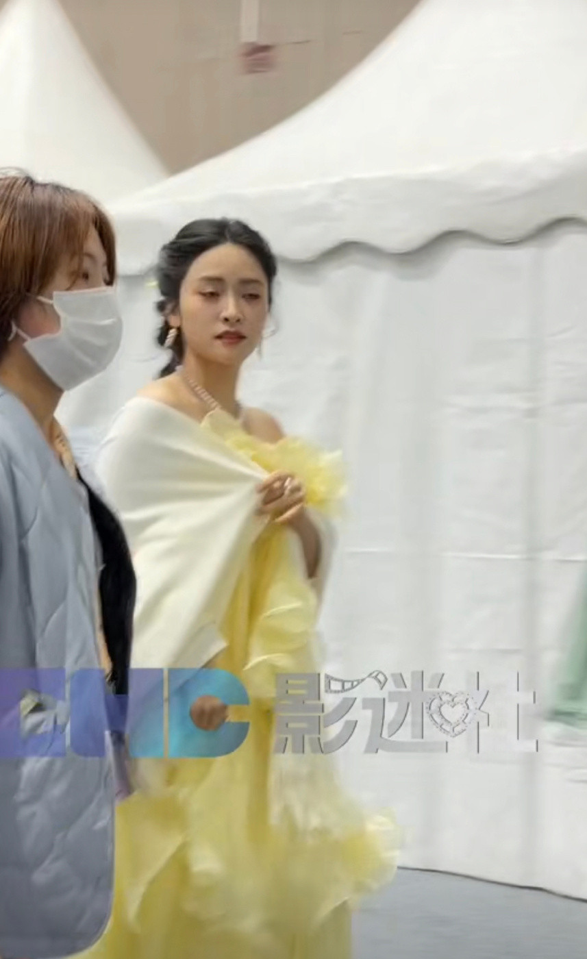 沈月今天穿了海绵宝宝色的衣服，完全一块黄色丝绒小蛋糕🧁