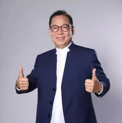 1982年，张明敏唱完《我的中国心》后，被香港乐坛除名，正当他心灰意冷准