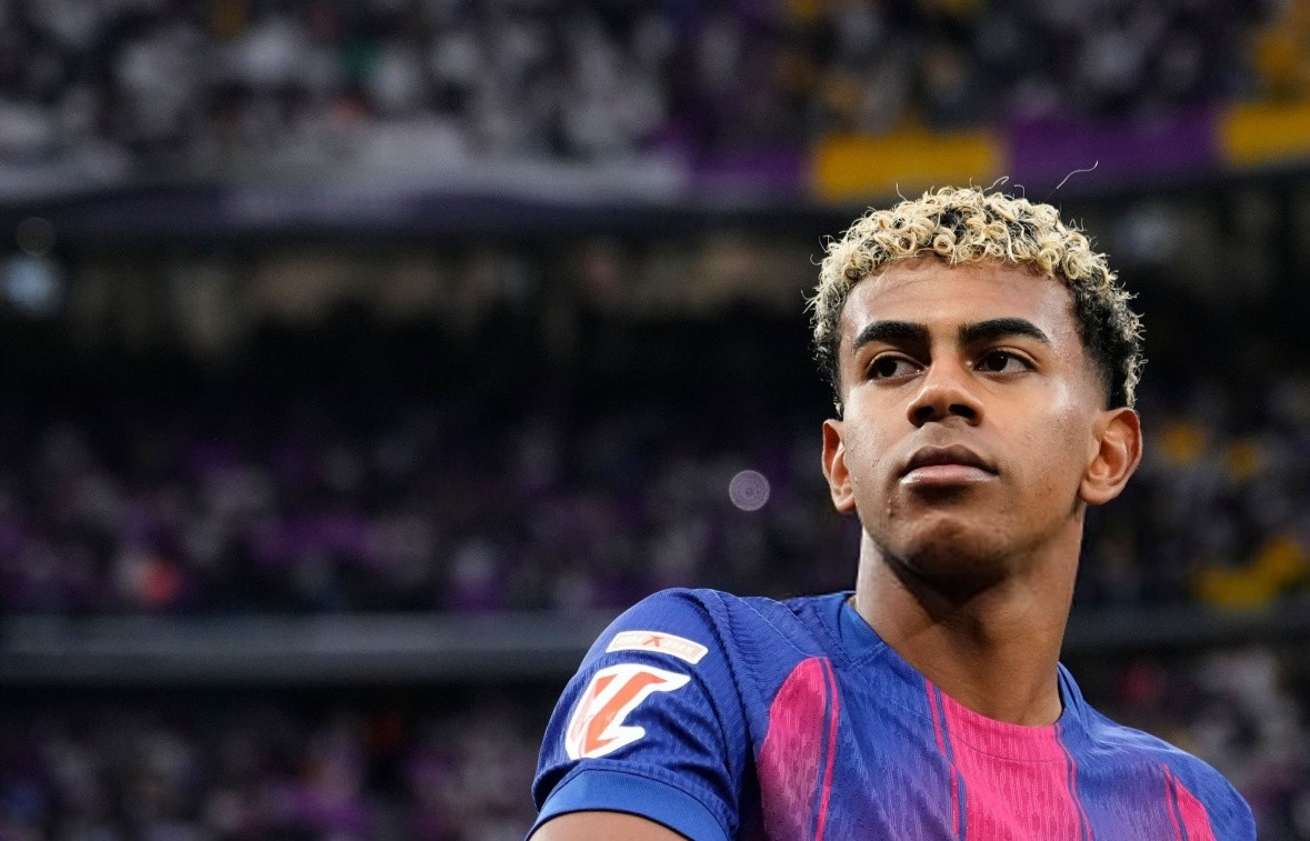 每体:亚马尔耻骨仍然不适,目前不考虑手术。亚马尔意识到自己状态并不在最佳。目前