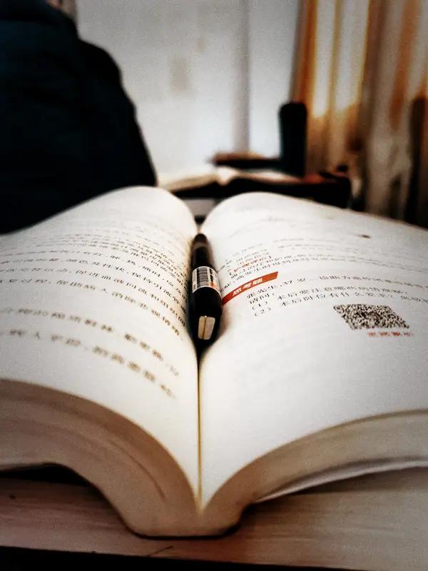 当初没好好学习，现在真挺后悔的。就说找工作，人家招聘要求本科起步，我专科毕业，好