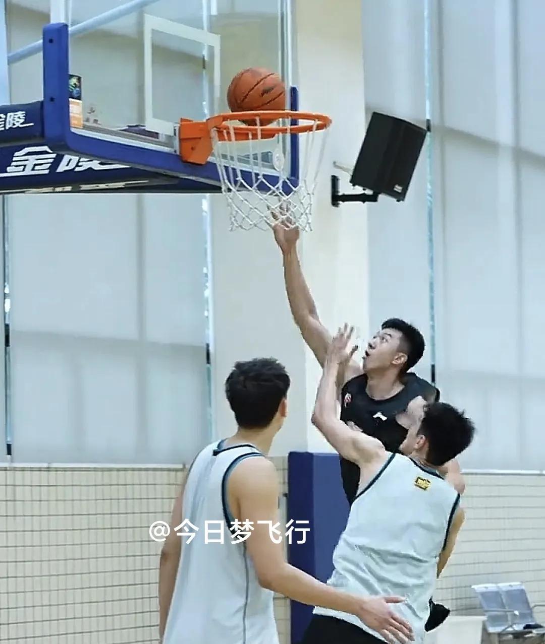 广东队5V5实战训练，黄明依、李奕臻归队合练！今日傍晚，广东宏远篮球俱乐部官方