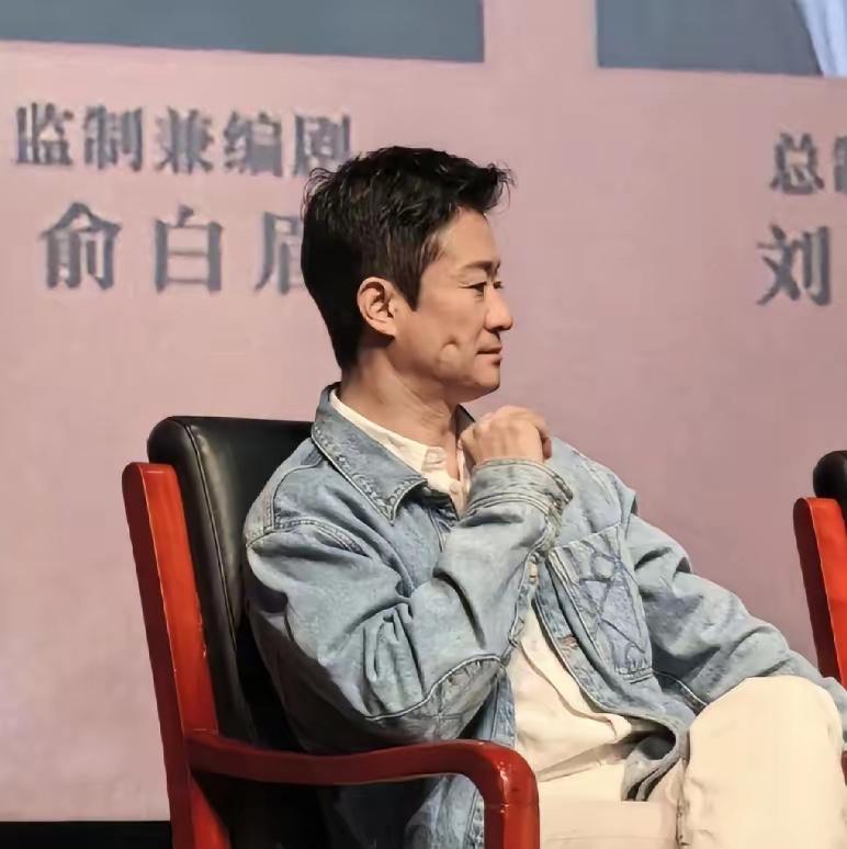 吴京托腮按出深坑！3月26日，吴京带着新片《镖人》去北京电影学院做路演交流，交流