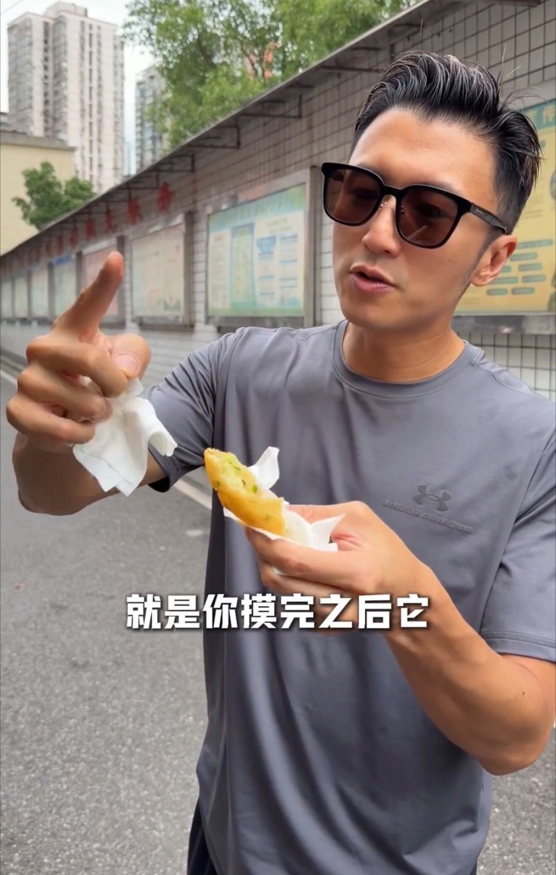 西安偶遇谢霆锋吃油泼面碳水之都的魅力，果然谁也挡不住。谢霆锋这次来西安直奔油泼
