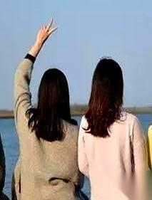 小妯娌茶杯一放，轻飘飘一句：“我退休金，一个月八千五。”我正往碗里夹红烧肉的筷