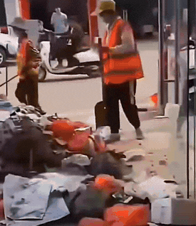 一商铺搞装修，店家为了想省钱，把装修垃圾堆到路边，想等环卫工来帮他免费清理。结