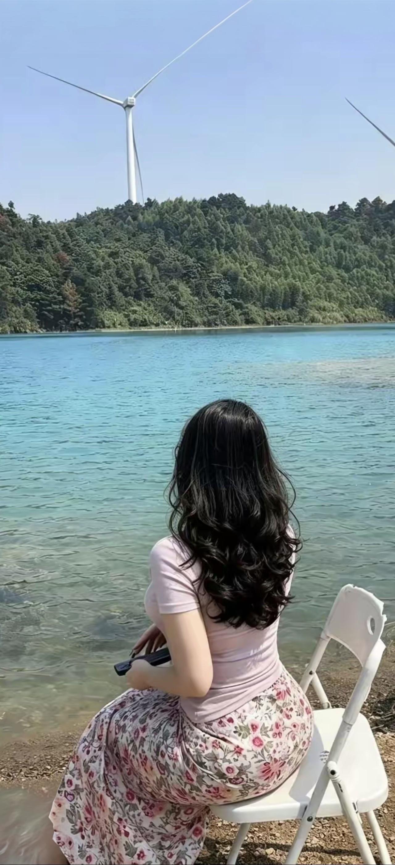 坐在湖边看风景，真惬意！