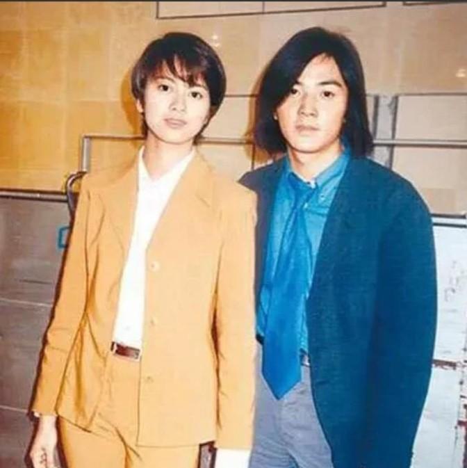 1999年，23岁的梁咏琪为逃离英皇老板杨受成，与32岁的郑伊健同居，杨受成大怒