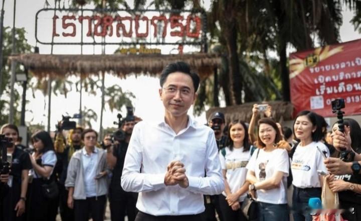 泰国大选日｜为泰党“全家总动员”，佩通坦家族齐上阵佩通坦的母亲坤英和姐姐平