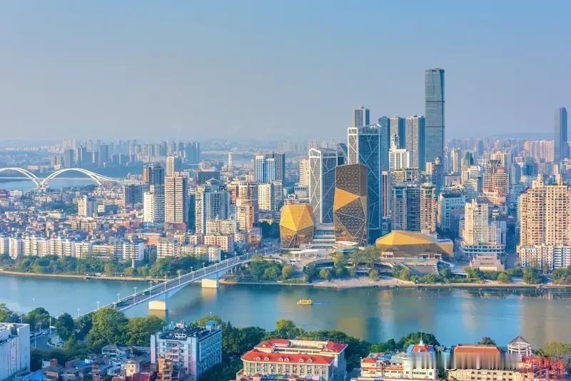 柳州未来发展潜力不小。它工业基础深厚，是全国唯一集齐四大汽车集团整车生产企业的城