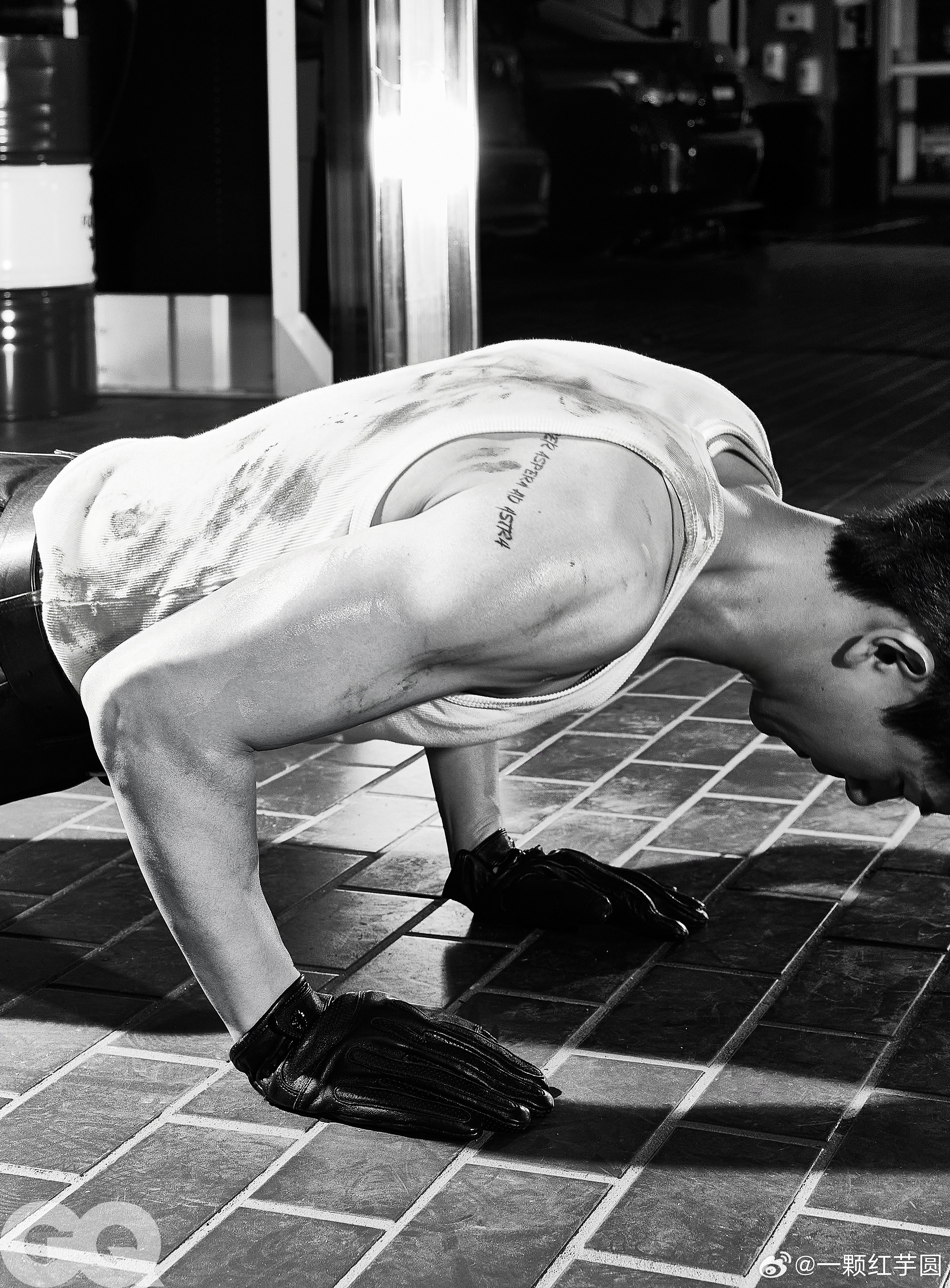 啊啊啊啊啊！李现这野性荷尔蒙！！！我可以代无数本小说了